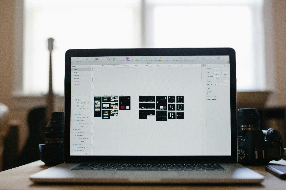 Website layout showing photography guiding user focus